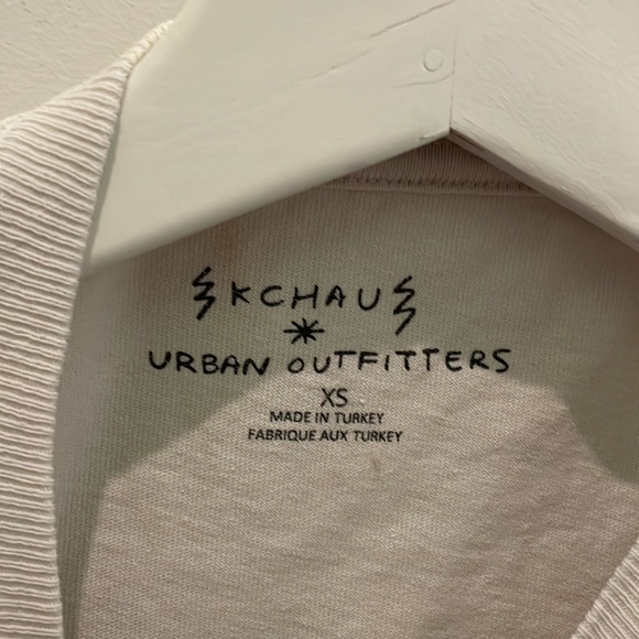 Urban Outfitters (UO) Cropped White Short Sleeve Rose Graphic - Picture 3 of 4